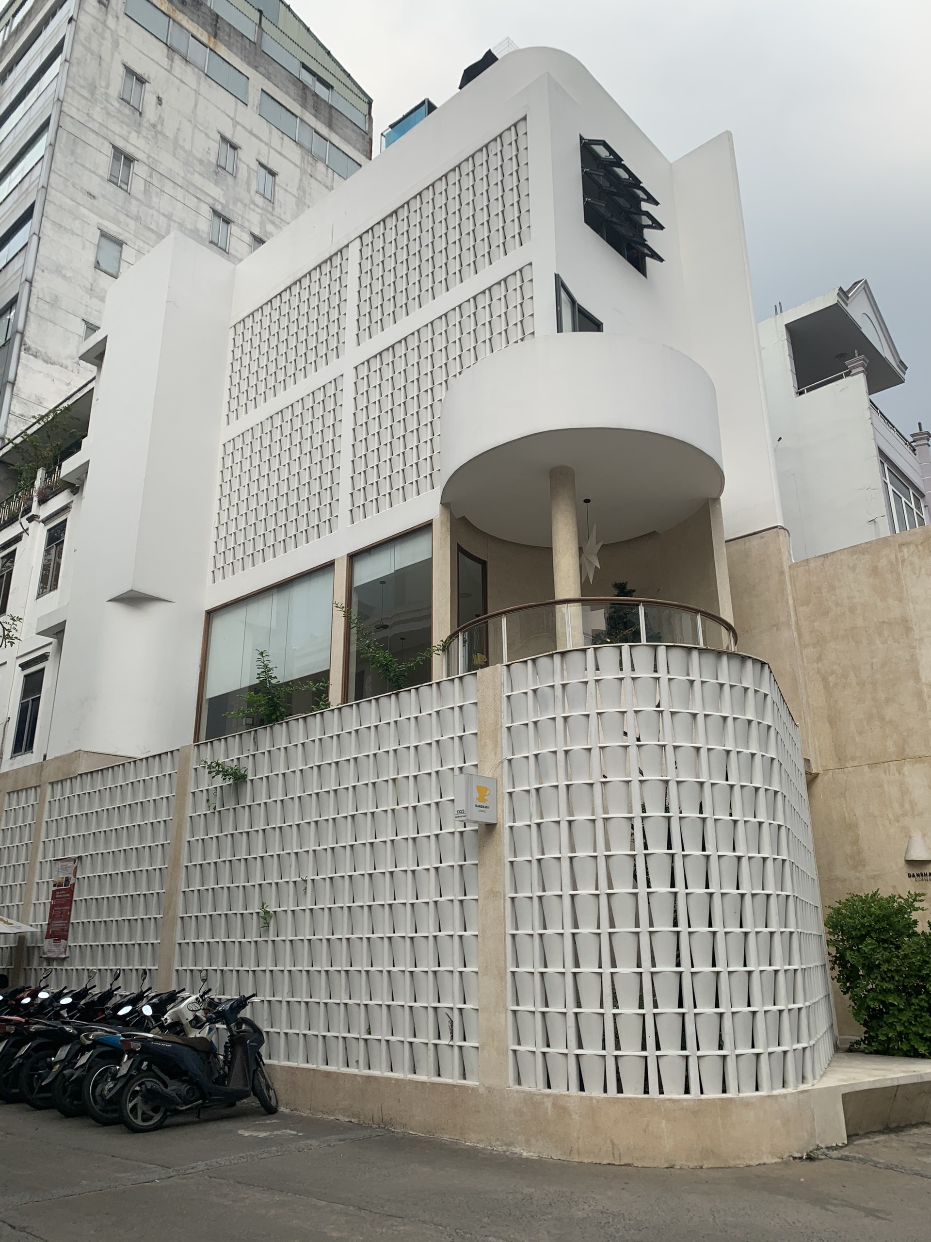 Cho thuê nhà góc MT Thành Thái p14 quận 10