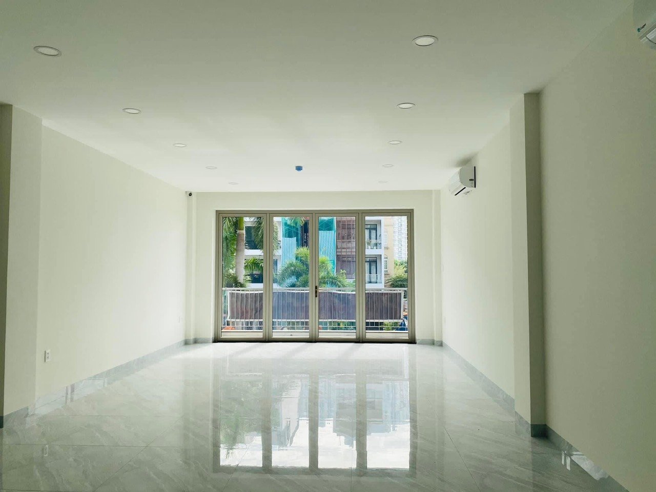 Cho thuê nhà nguyên cănđường D1 p Tân Hưng Quận 7.DT 5x20, hầm ,thang máy,trệt ,lầu ,sàn trống,có máy lạnh,wc cuối nhà.Lối đi riêng.Giá:32tr/th