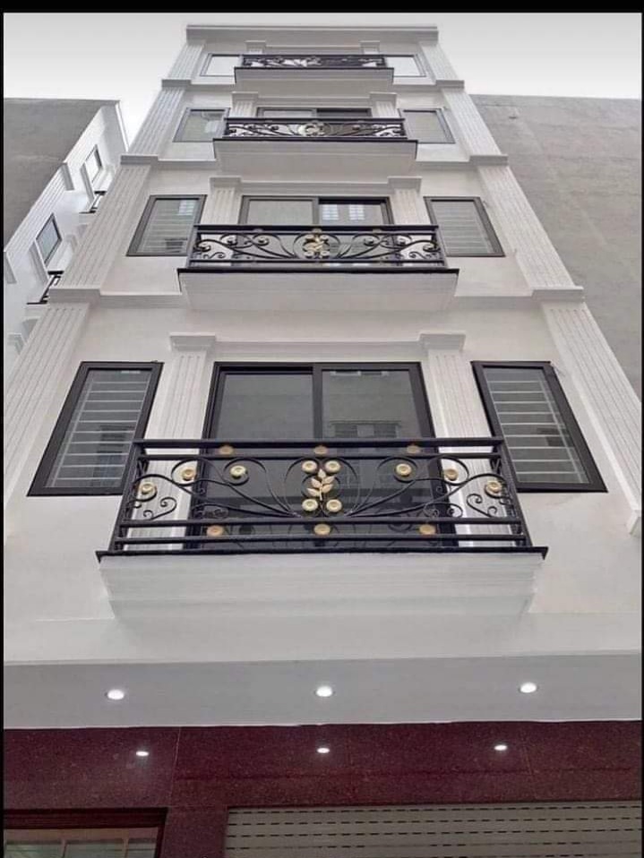 Nhà đẹp đón tết, Cách phố Vĩnh Hưng mấy bước chân, gần Chợ Đêm Lĩnh Nam, 5 tầng 4 tỷ