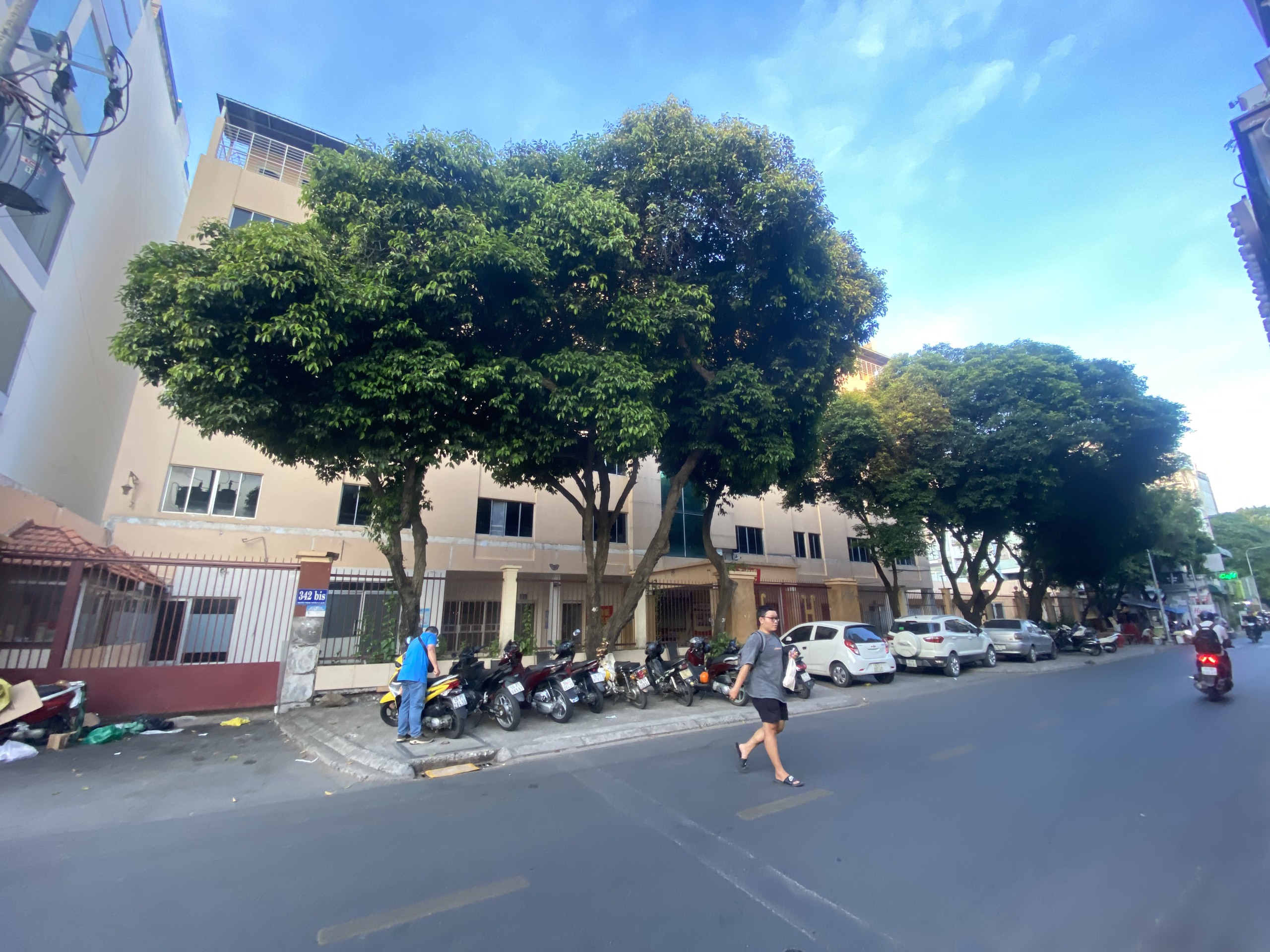 Cho thuê tòa văn phòng mặt tiền 342bis Nguyễn Trọng Tuyển, P2, Quận Tân Bình. 50x21m, 6 tầng