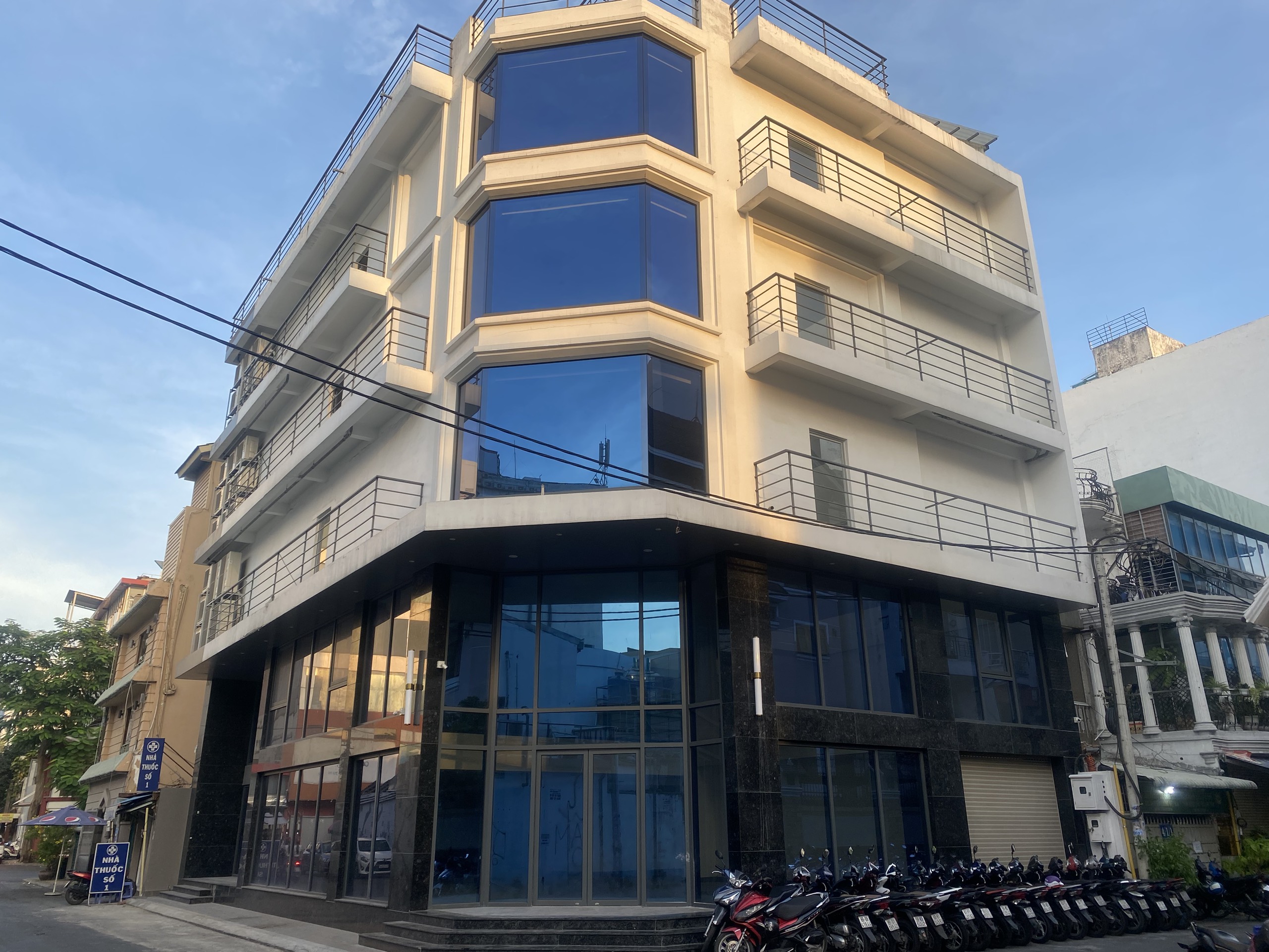 Cho thuê tòa văn phòng góc 2 mặt tiền Hoàng Việt, Phường 4, Quận Tân Bình.