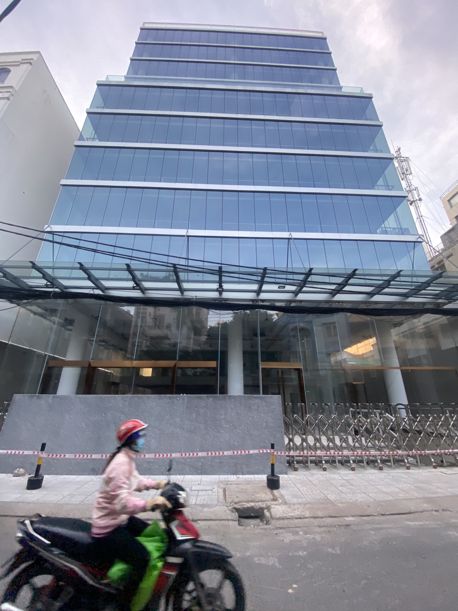 Cho thuê tòa nhà văn phòng 11 Đống Đa, Phường 2, Quận Tân Bình. 20x30m, 3 hầm, 12 tầng