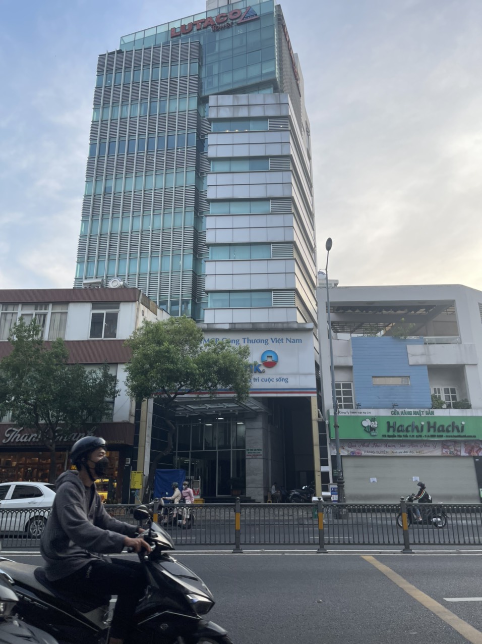 Cho thuê toà nhà mặt tiền Cao Thắng , Q3, 8x20m