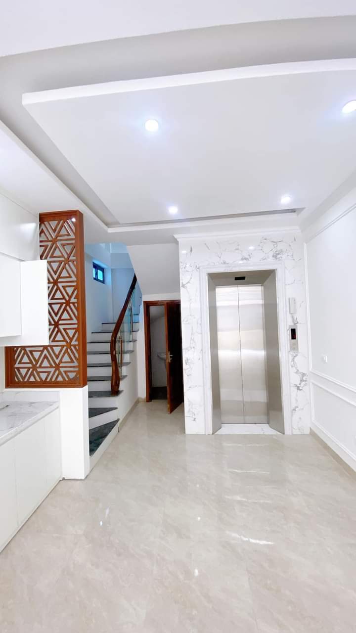 Bán nhà riêng Quận Tây Hồ, nhà mới, thang máy, NT cơ bản, DT 46 m2 x 5 tầng, MT 4,1 m, giá 9,5 tỷ