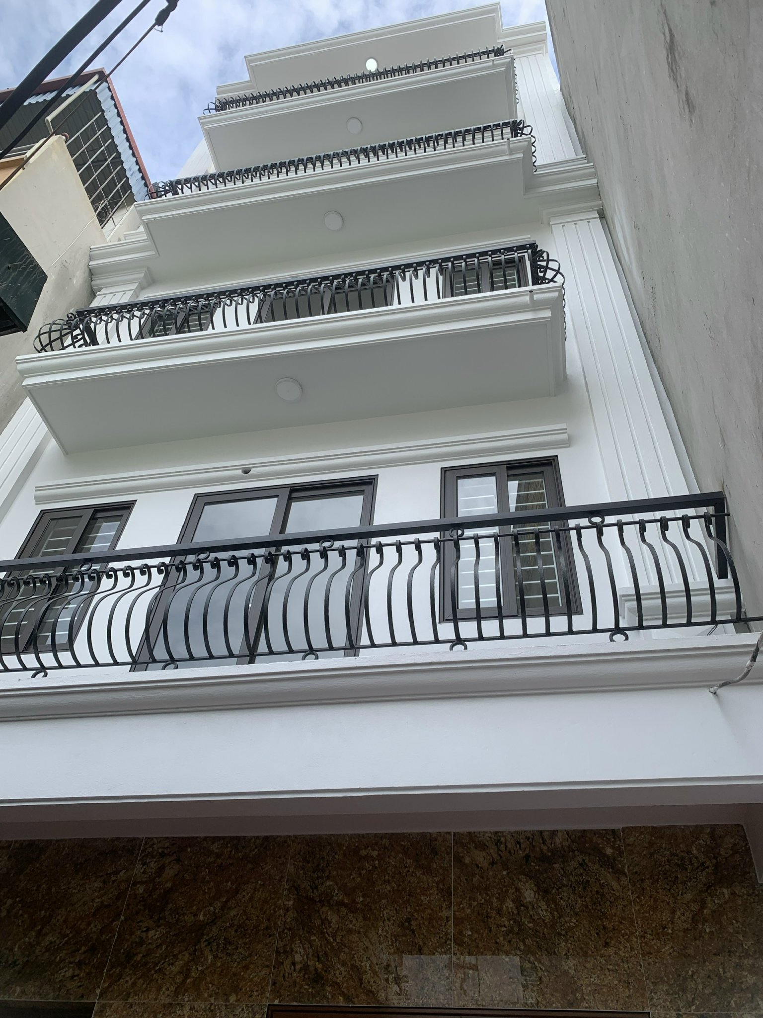 Bán nhà 5 tầng mới toanh tại Đê La Thành - Hà Nội, ngõ thoáng và rộng