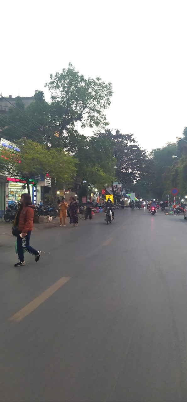Bán nhà mặt phố quận Cầu Giấy, mặt đường Dương Quảng Hàm, DT 100m 6 Tầng nhà đẹp ở luôn. 20 Tỷ