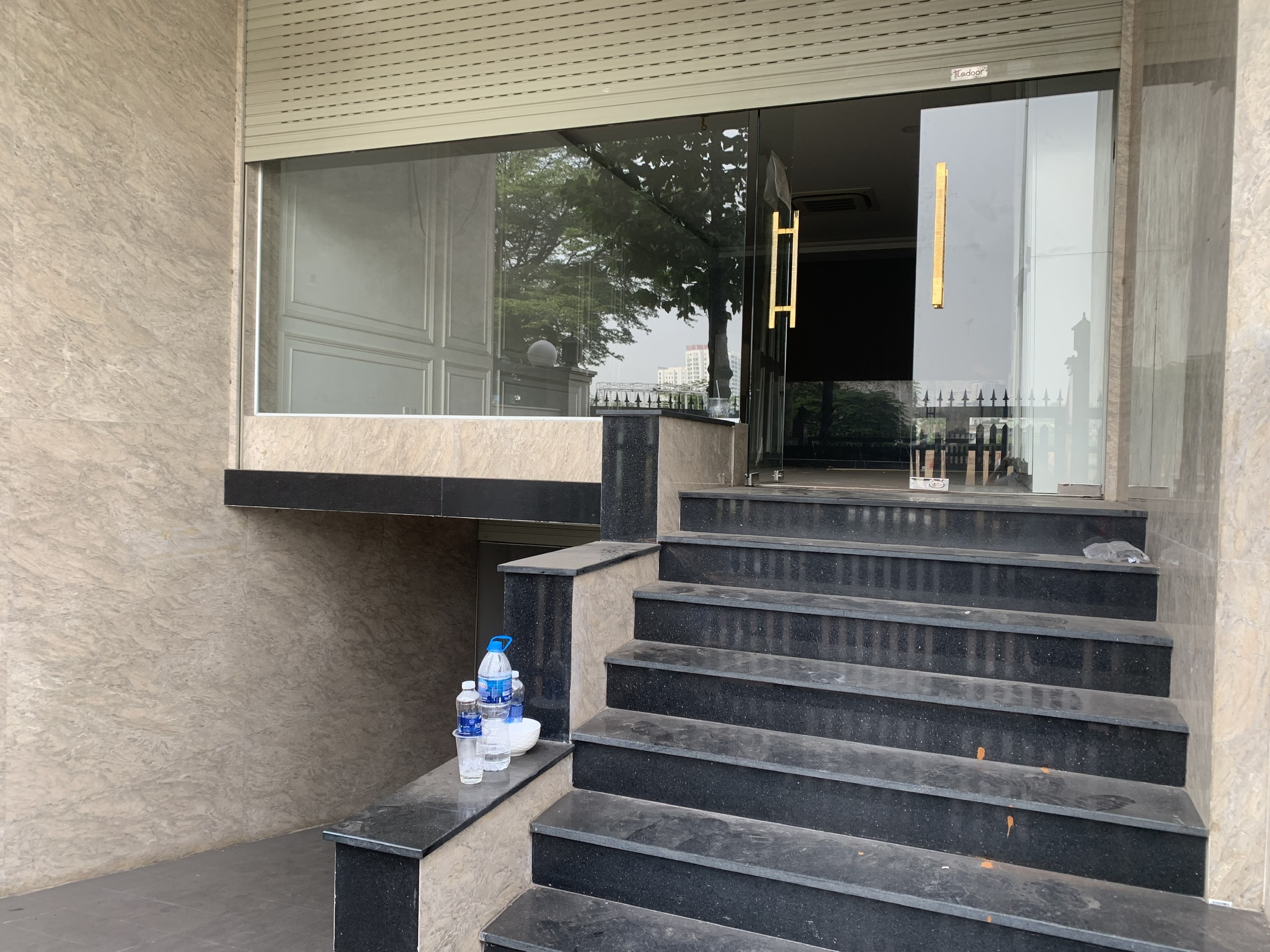 Cho thuê nhà nguyên căn Mặt tiền Nguyễn Thị thập p Tân Hưng Quận 7.Dt 5x20, hầm trệt 3 lầu,nhà trống.Giá:70tr/th