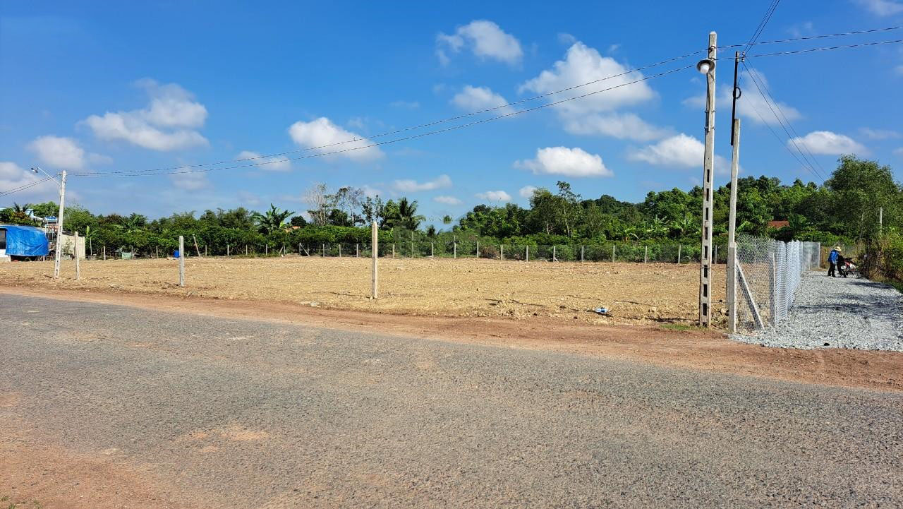 Sở hữu lô đất mặt tiền đường nhựa Nguyễn Văn Linh vị trí cực đẹp, giá cực tốt.