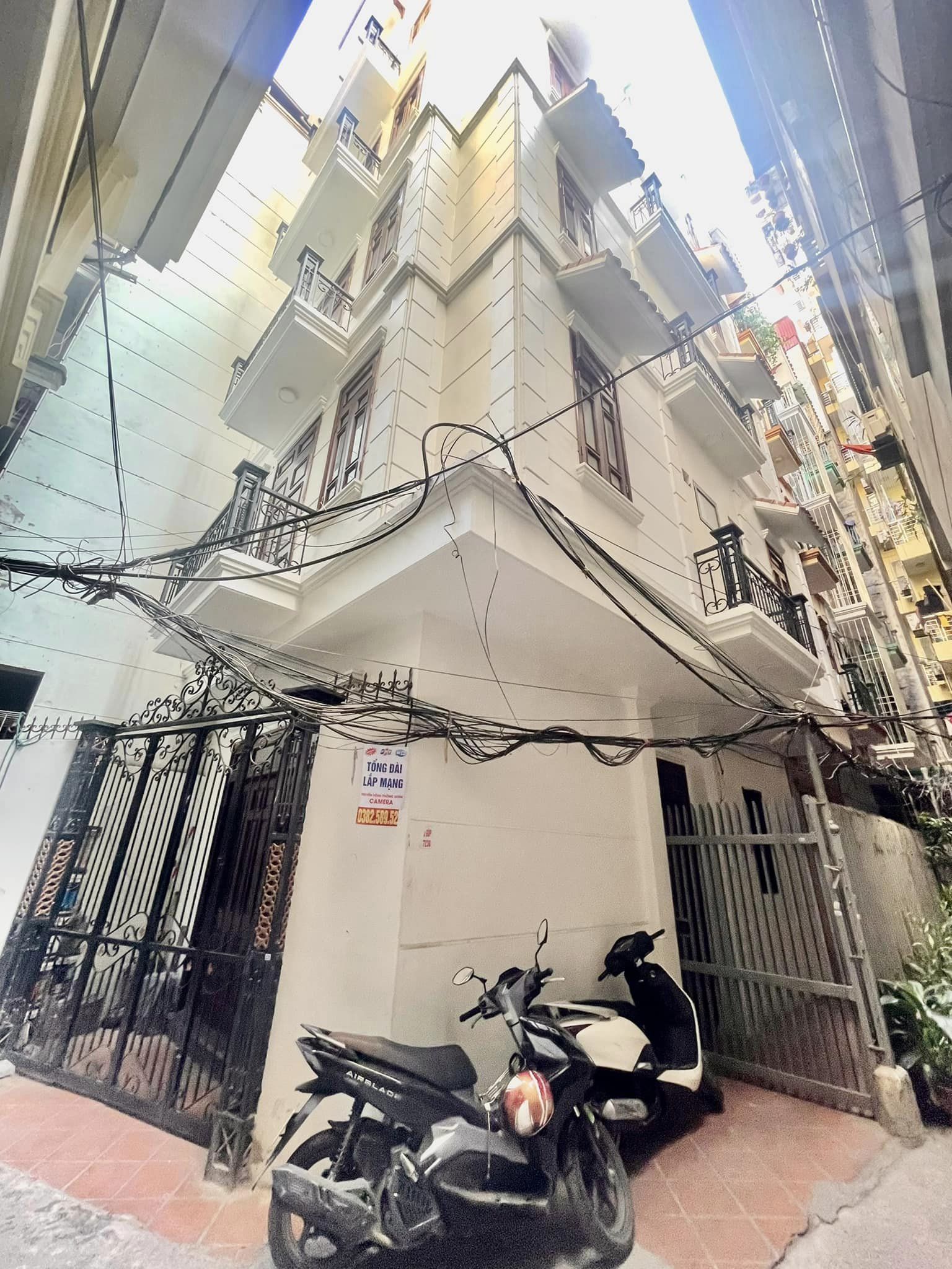 Bán nhà phố Đường Láng DT 50m 5 tầng MT 5m giá 7,5 tỷ