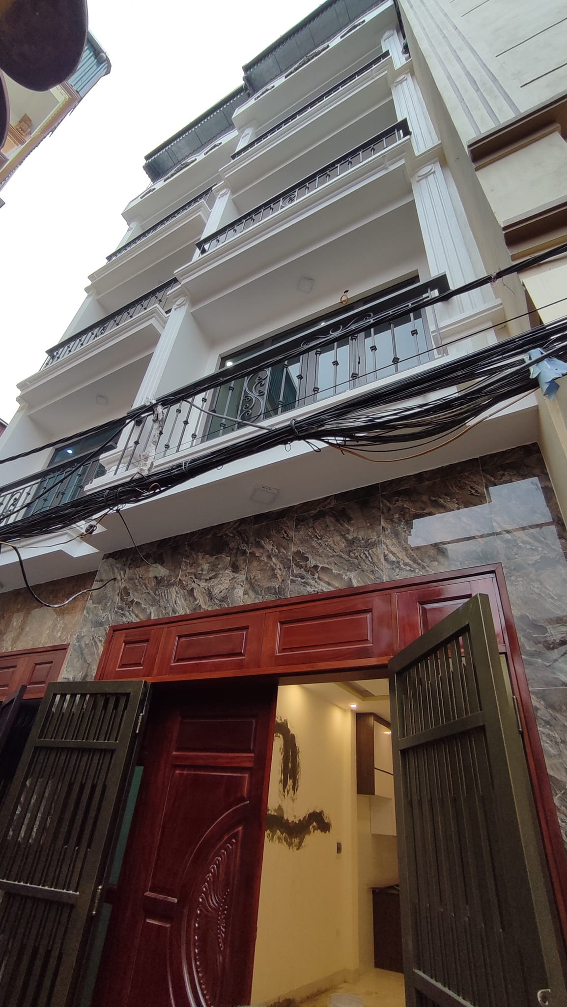Ngay Ngã 5 Hà Trì - 5 tầng, 5 phòng, giá bán 3.6 tỷ - đàm phán sâu - gẫn chỗ để ô tô.