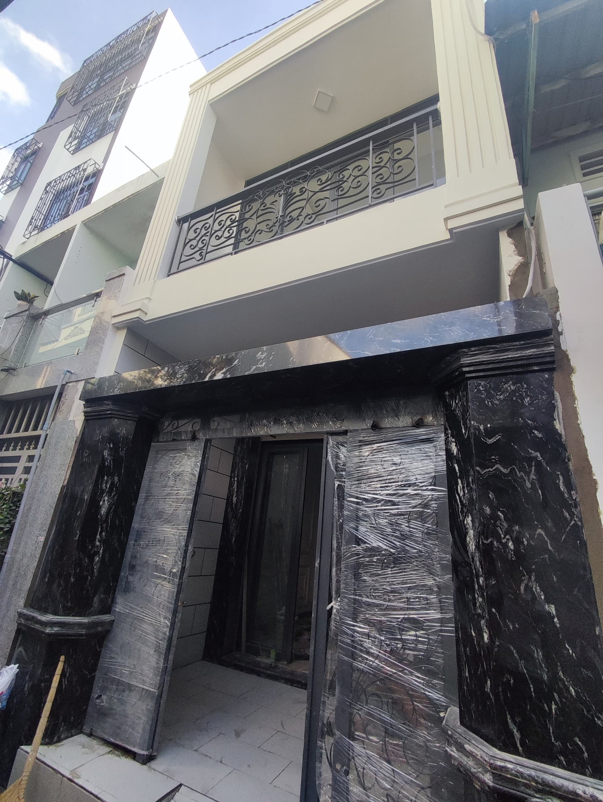 nhà mới đang xây, nội thất cao cấp, âu dương lân phường 2 quận 8.