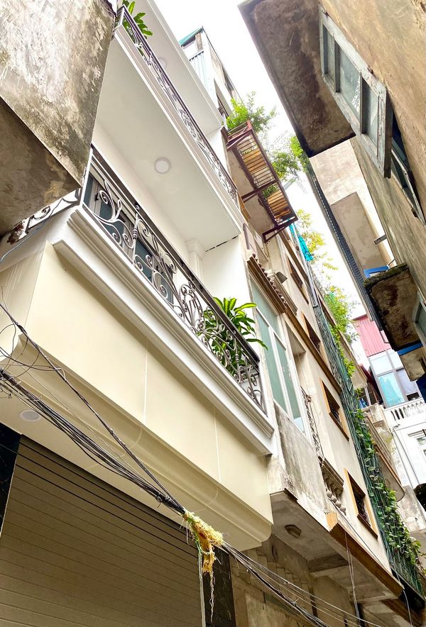 Bán nhà 3 tầng 43 m2 phố Nguyễn Chí Thanh, Đống Đa, ô tô đỗ cửa giá 5.65 tỷ