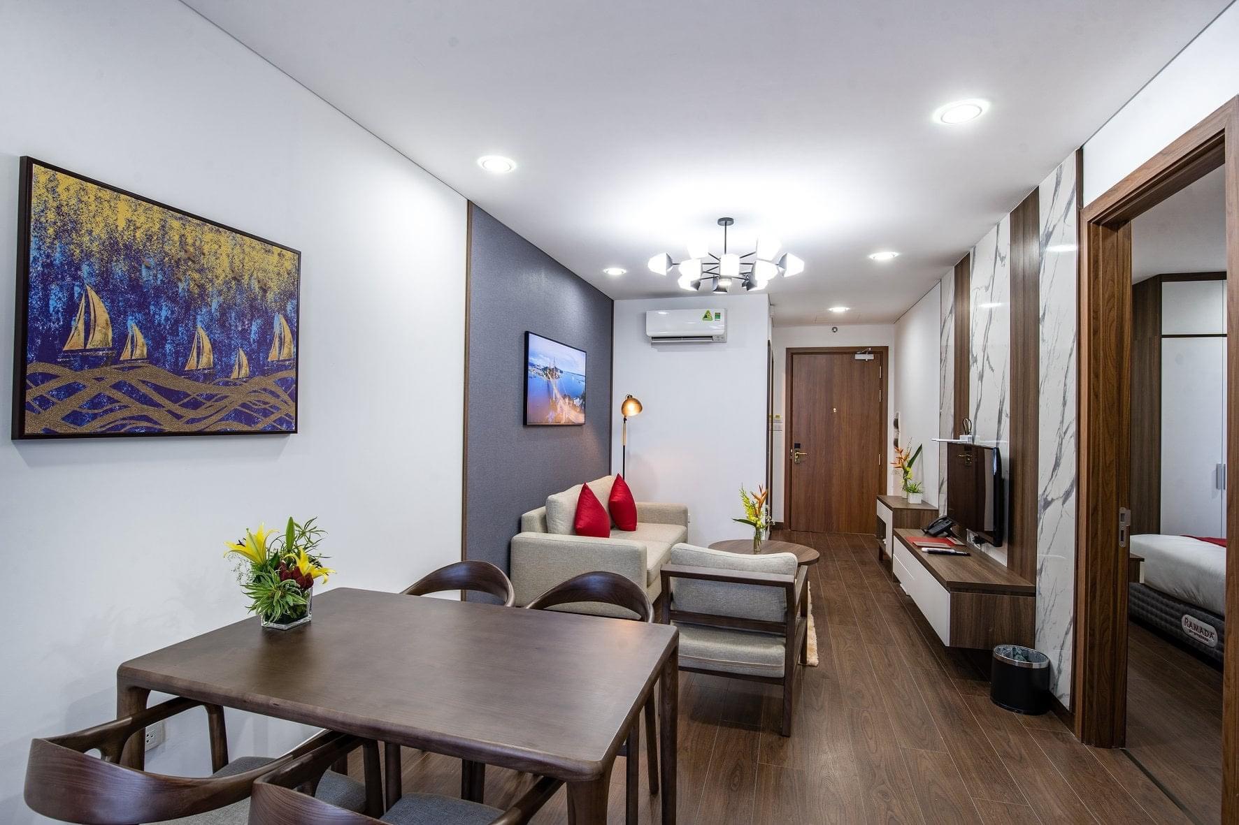 Mình cần chuyển nhượng lại căn hộ Ramada Hạ Long 2 ngủ 2 vệ sinh đủ nội thất khách sạn 1,X TỶ