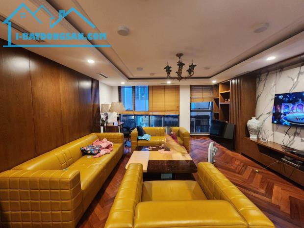 Bán nhà phố Nguyên Hồng 60m Phân lô Ô tô 7 tầng thang máy .