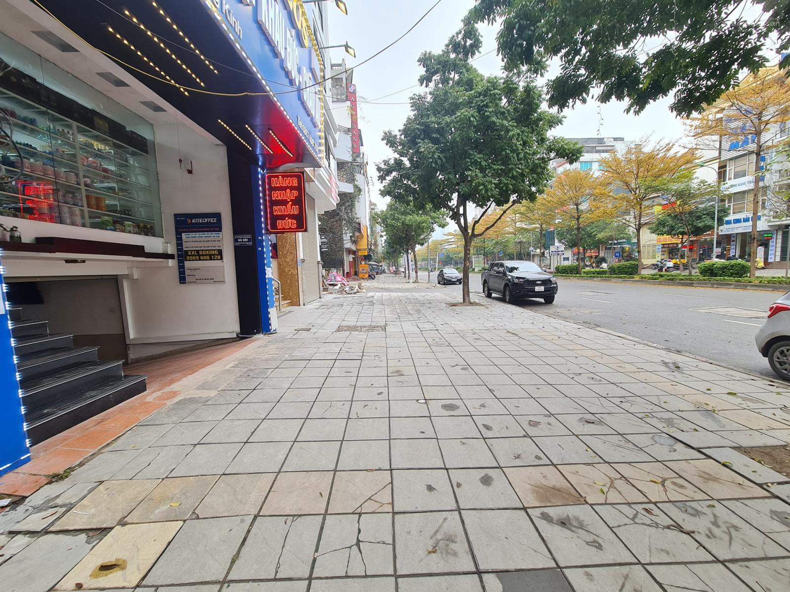 Bán Nhà mặt phố Hoàng Quốc Việt - Nghĩa Đô - cầu Giấy - 122m2 - MT 7m - 8 tầng - có hầm - 58 tỷ