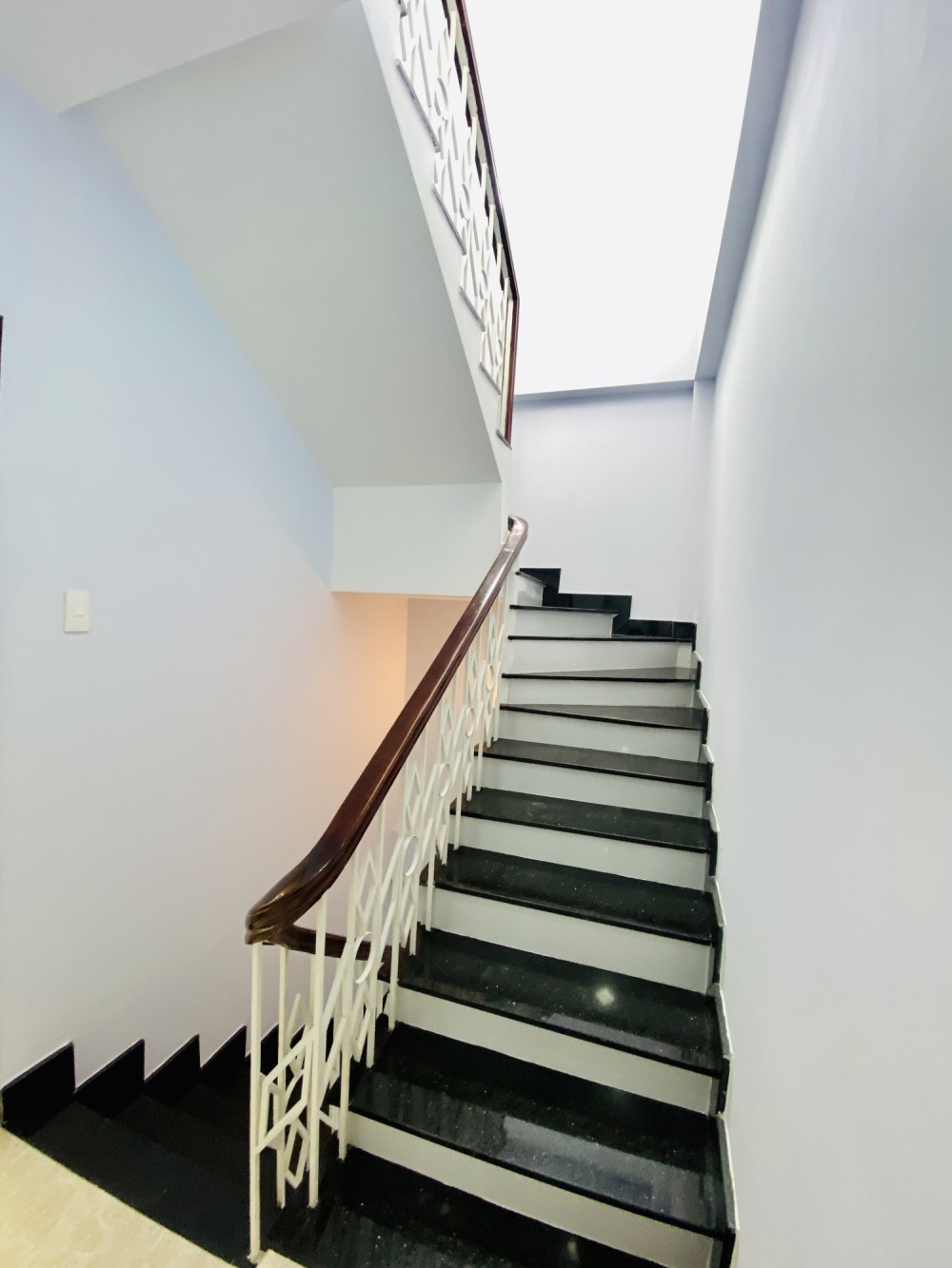 Bán nhà sát mặt tiền Nguyễn Biểu, Quận 5, 4 Tầng, HXH, chỉ 4 tỷ nhỉnh