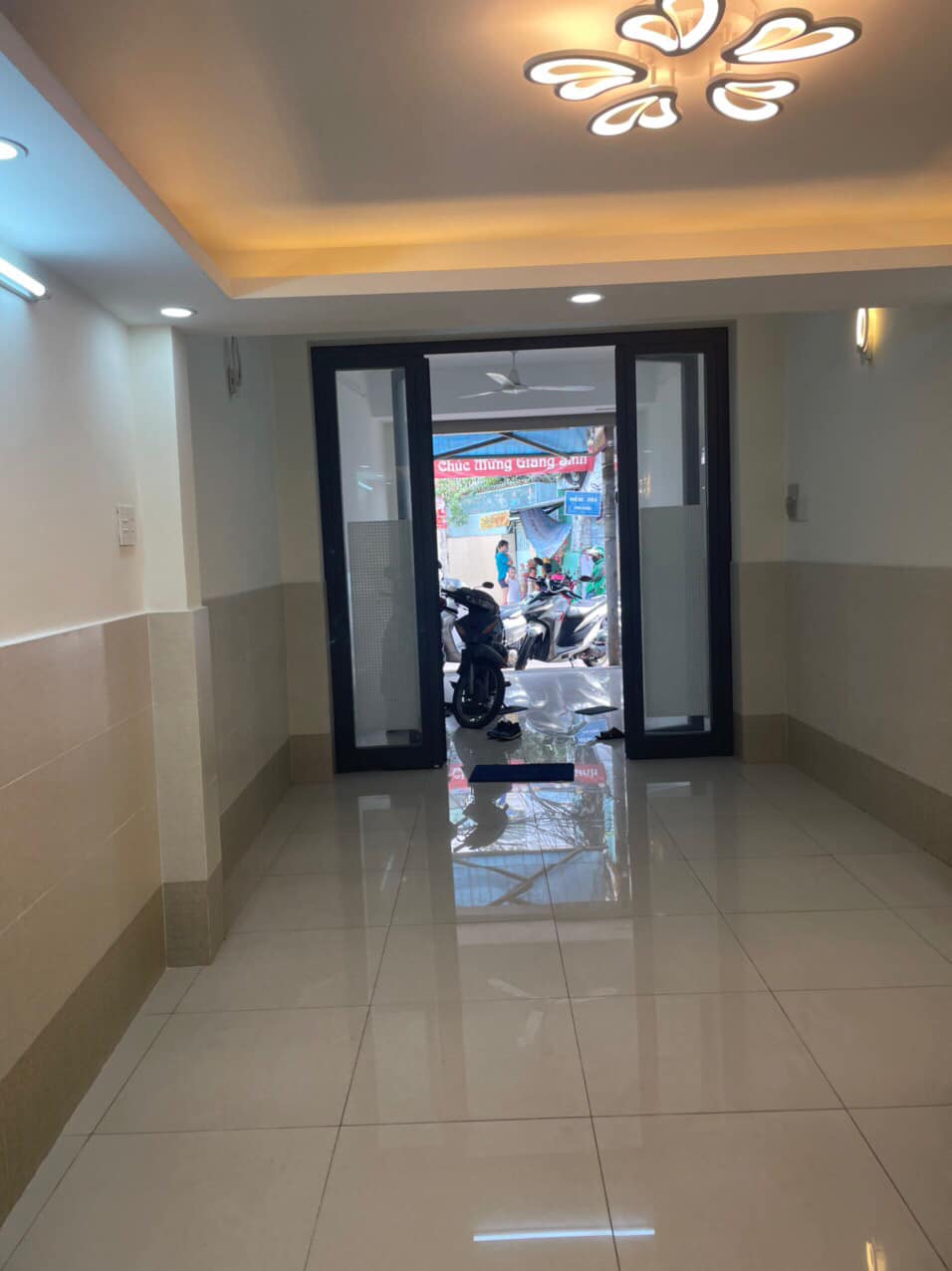 NHÀ 5 TẦNG MẶT TIỀN ĐƯỜNG XÓM CHIẾU QUẬN 4 GẦN CHỢ 200 GIÁ NHỈNH 8 TỶ