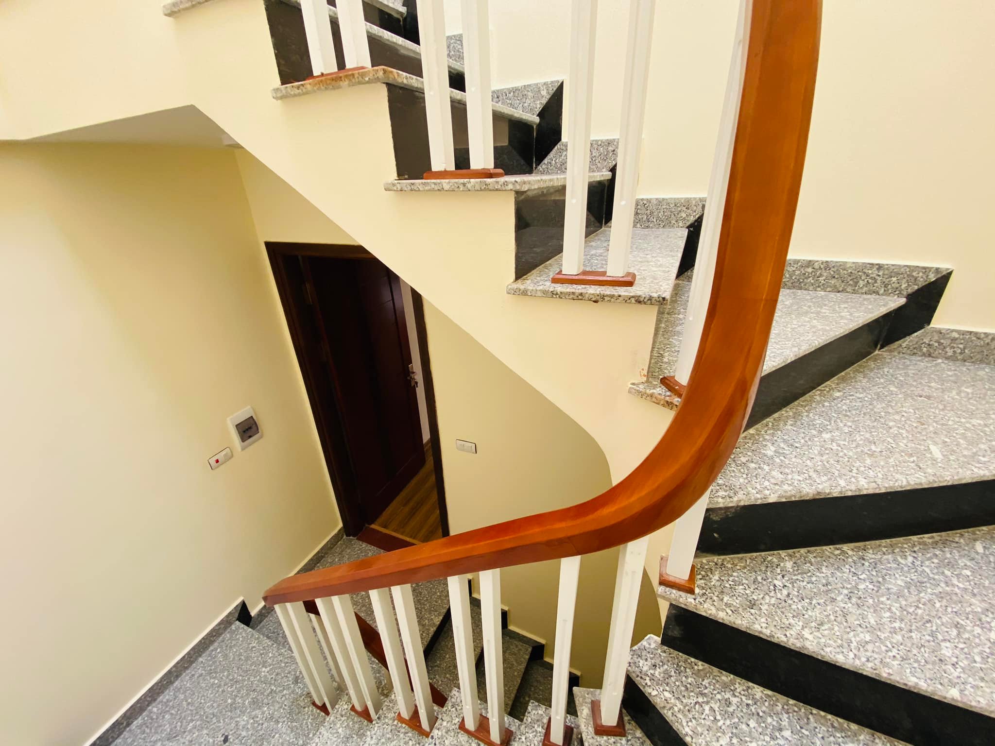 Hiếm nhà bán 5 tầng phố Khương Đình hơn 4 tỷ, lô góc