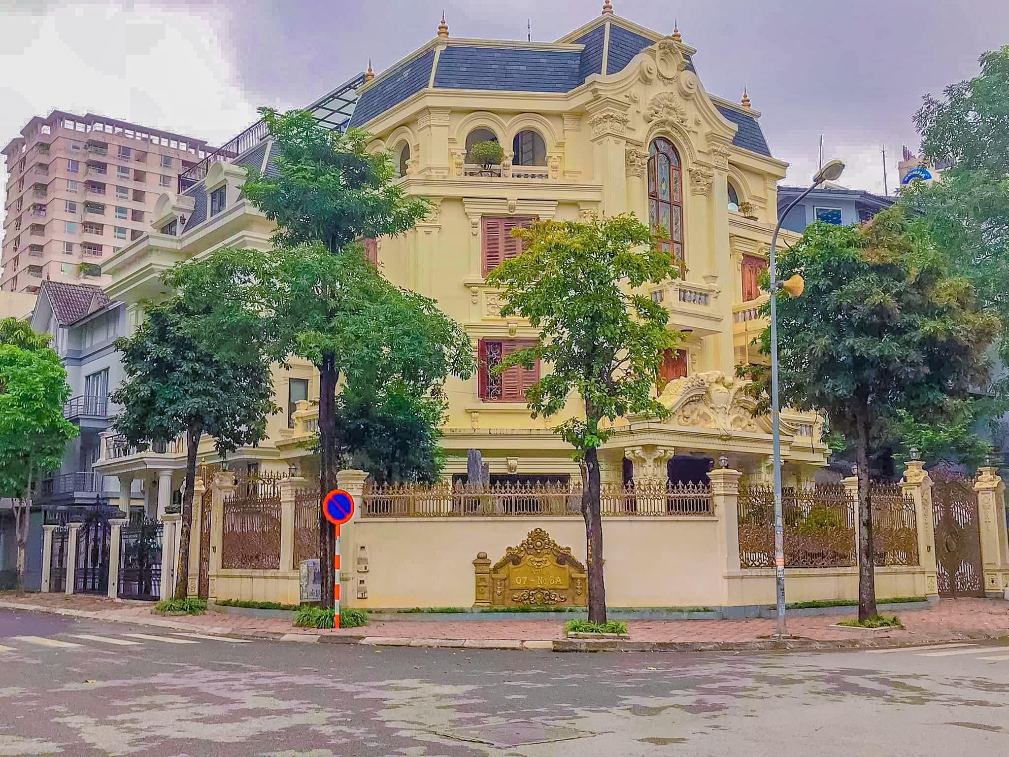 BIỆT THỰ PHỐ THỌ THÁP-KĐT DỊCH VỌNG, Cầu Giấy: 189m2, 5Tầng, MT 14m-70 Tỷ, Vỉa hè, Có hầm, Thang Máy