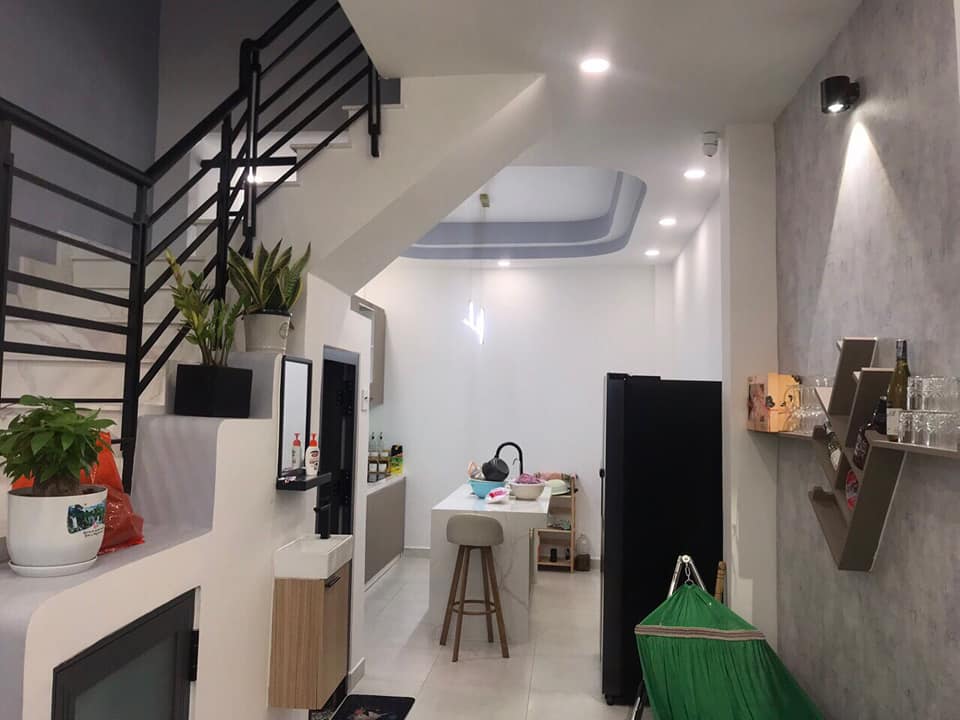 NHÀ MỚI ĐẸP NỘI THẤT SANG TRỌNG SÁCH VALI VAO Ở NGAY TRUNG TÂM QUẬN 7