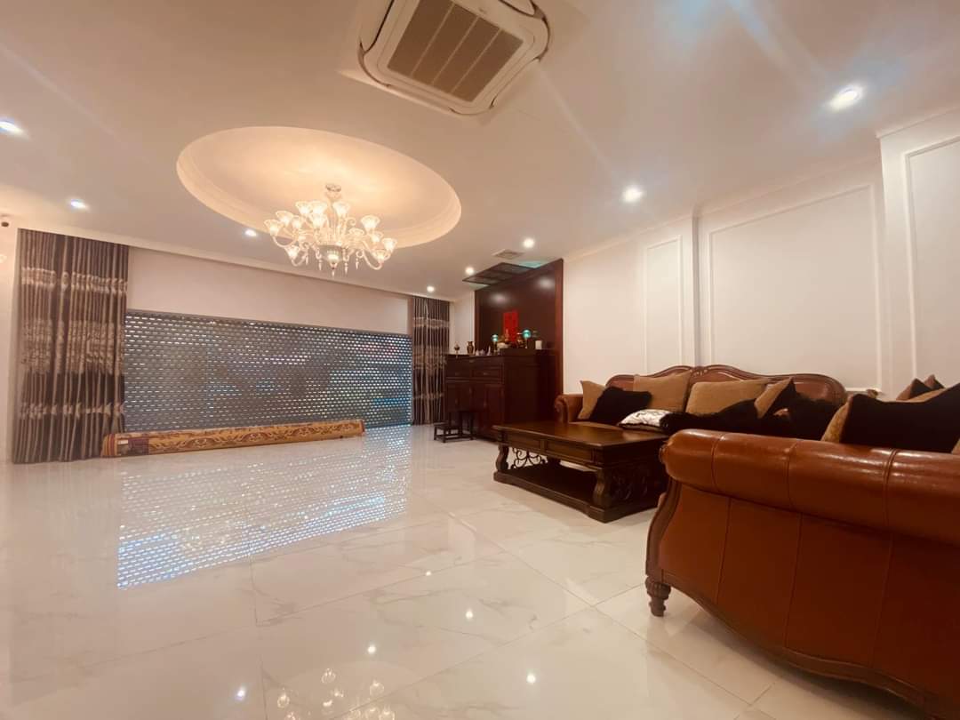 Bán Nhà Phố Trần Quốc Hoàn, 5Tầng Thang Máy, Ô Tô Tránh, Via Hè, Kinh Doanh Sầm Uất, Mới Tinh 13Tỷ.