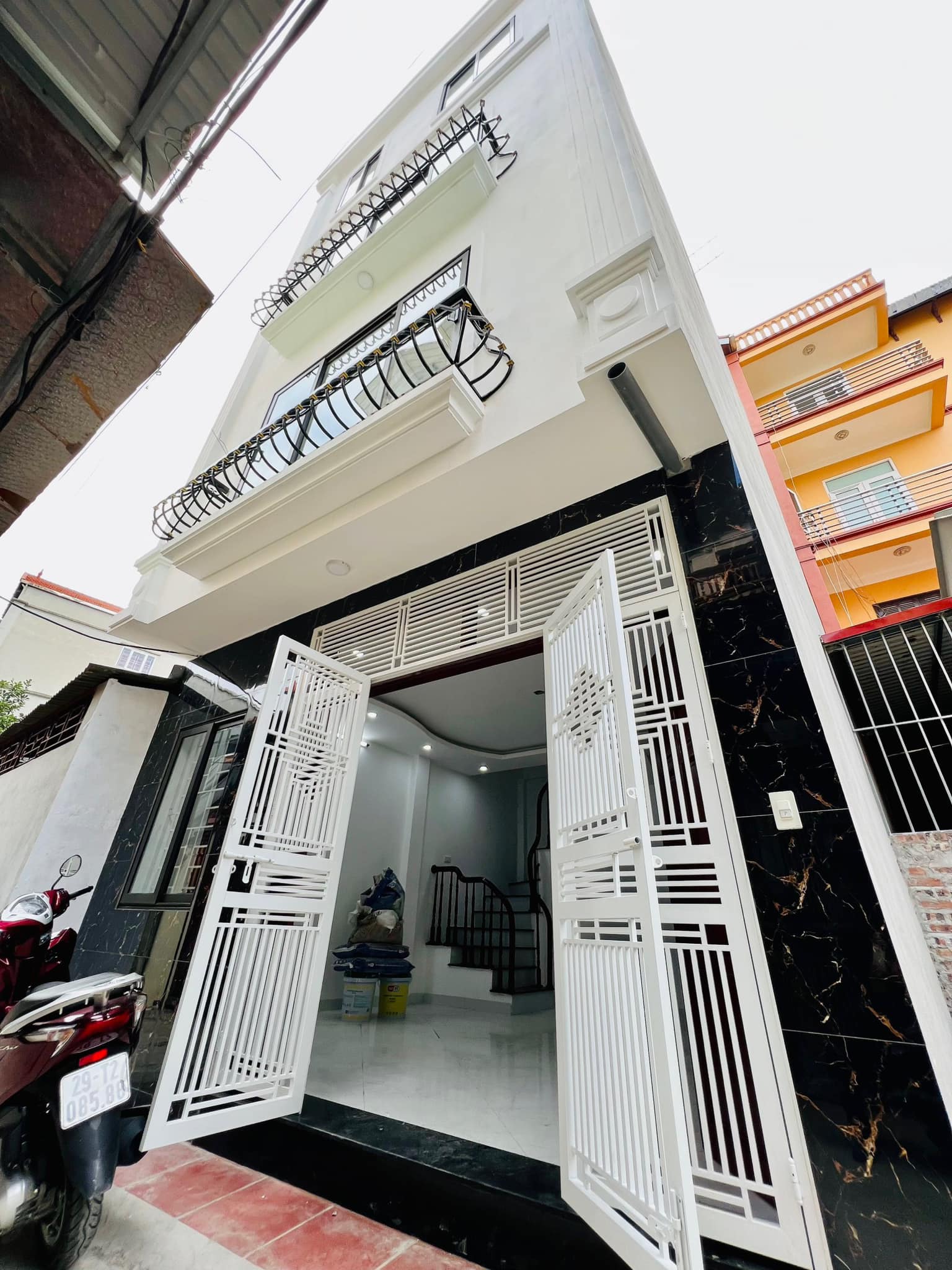 Chính chủ cần bán căn nhà vừa xây xong - nhà độc lập không ở đến - 31m x 3 tầng, 4 ngủ, 3ty300tr