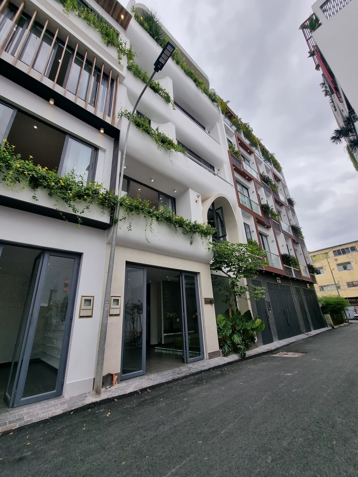 Bán tiểu VILLA hồ bơi sân thượng. Nội thất cao cấp. Thương lượng tốt