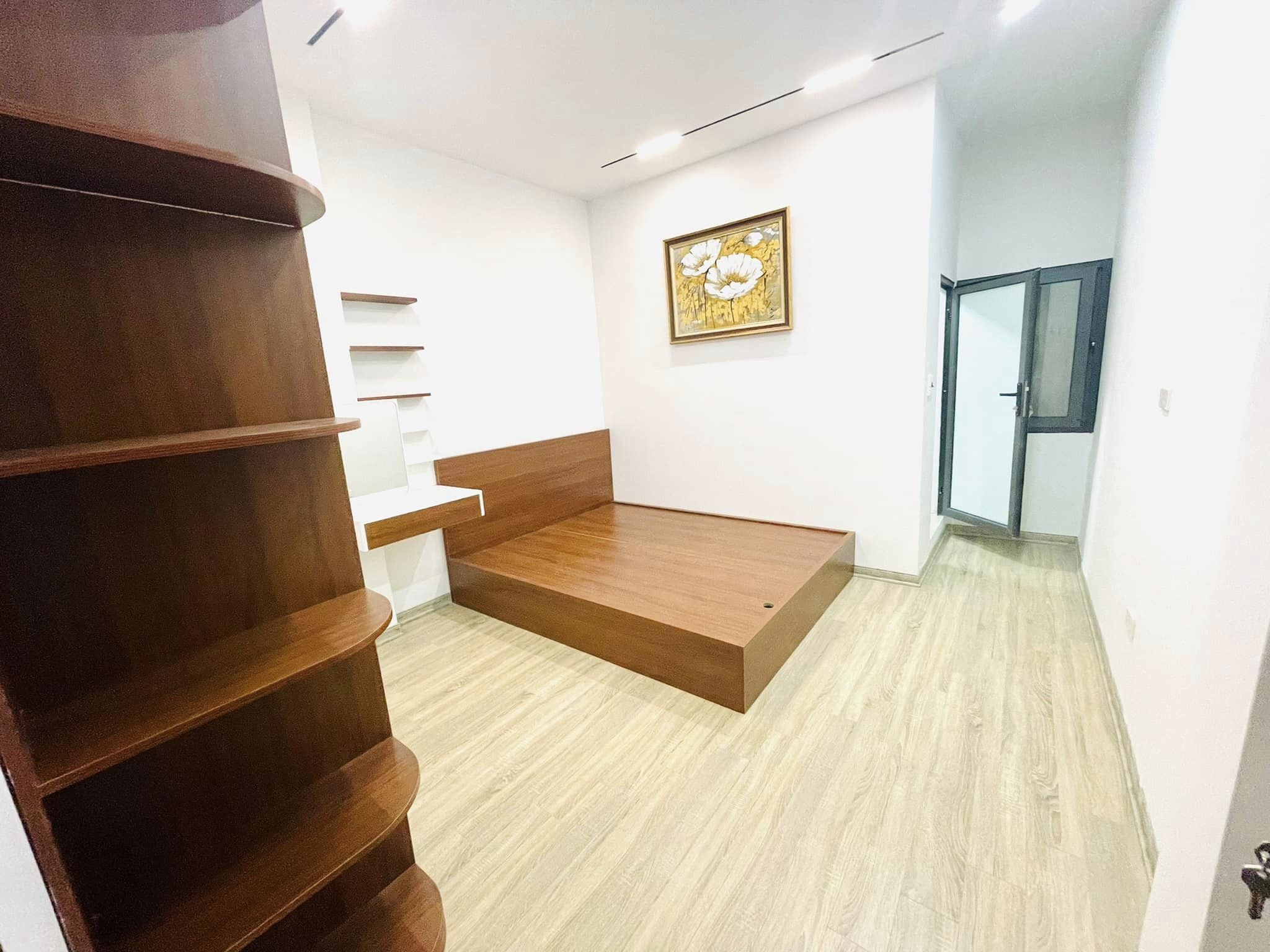 Chính chủ cần nhờ bán gấp nhà Đê La Thành 21m2x4T giá 2.02 tỷ NHÀ ĐẸP, 2 MẶT NGÕ, Ở NGAY, TT ĐỐNG ĐA, SỔ ĐỎ RIÊNG.