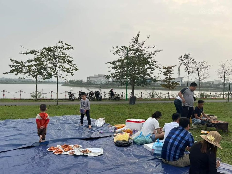 Bán 120m2, mt 5m full thổ cư ngõ thông, kinh doanh, cách đại học FPT 5 phút, cách hồ Tân Xã 100m.