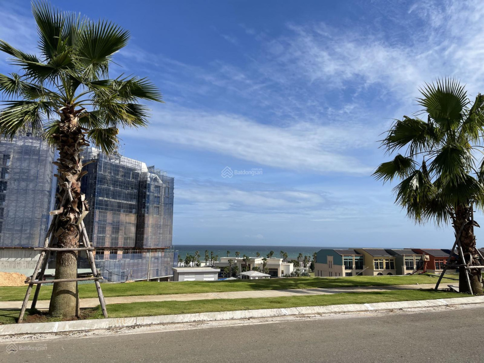 Bán 2145m2 view biển mặt tiền Lạc Long Quân, Tiến Thành