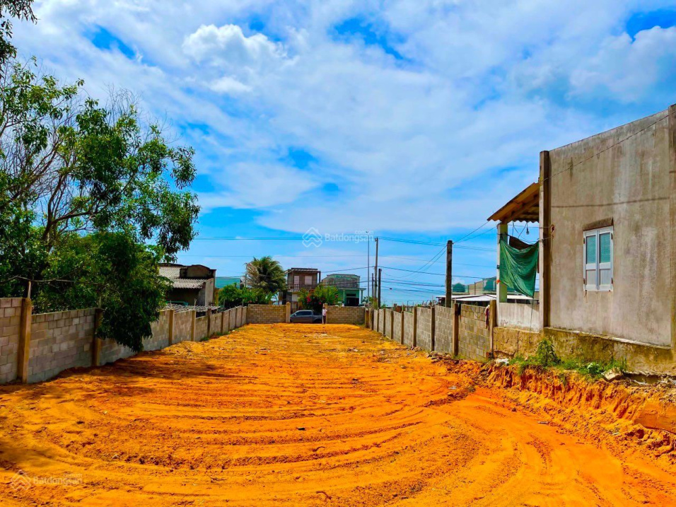 Bán 648m2 có 300m2 thổ cư view biển mặt tiền Lạc Long Quân, Tiến Thành