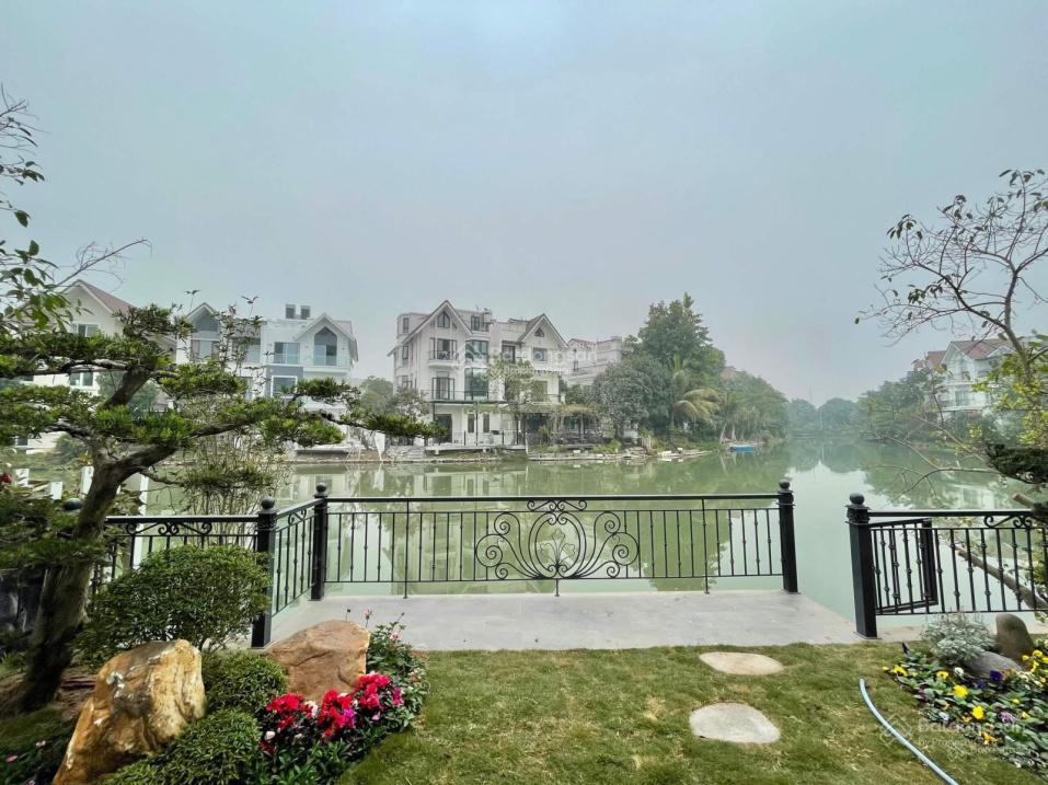 Bán BT Hoa Phượng, Vin Riversdie, 366m2, 60 tỷ, HT nội thất hiện đại, thang máy kính, view sông đẹp