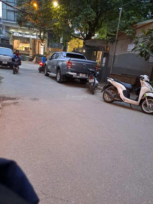 Bán Nhà Trần Quốc Hoàn - Phạm Tuấn Tài - 2 Thoáng - Phân Lô - Ô tô Tránh - KD - 7.2 tỷ