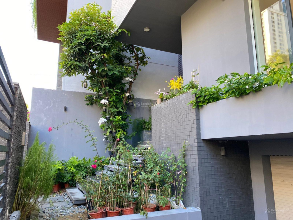 Bán biệt thự gần bãi tắm Phạm Văn Đồng. Biệt thự có 4 phòng ngủ, bể bơi ngoài trời, phòng tập gym