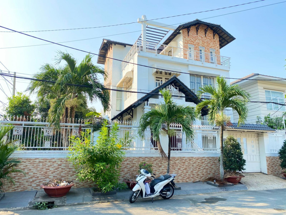 Bán biệt thự sân vườn gần bờ sông đường Phạm Văn Đồng gần TTTM Gigamall Hiệp Bình Chánh Thủ Đức