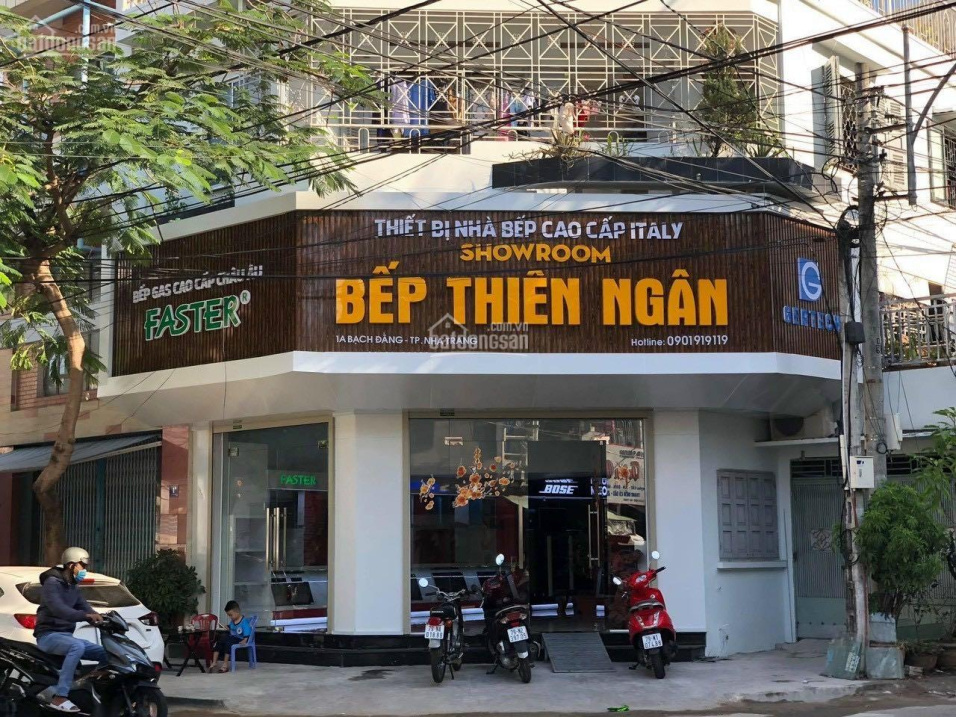 Bán căn góc 2 mặt tiền Bạch Đằng - Phước Tiến Nha Trang giá chỉ 9.8 tỷ, LH 0935 861 941