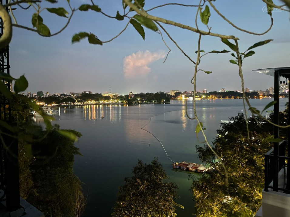 Bán căn nhà mặt Hồ Tây, mua xây toà căn hộ và để ở đẹp nhất Hồ Tây, gần đường Thanh Niên