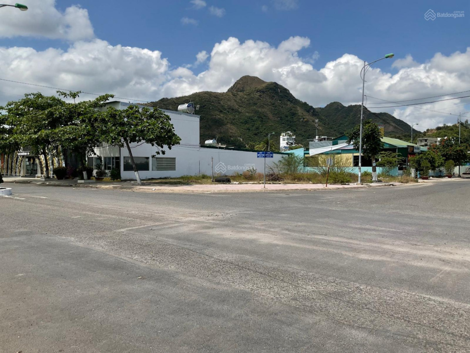 Bán đất biệt thự góc đường Nguyễn Cơ Thạch KĐT mới Vĩnh Hoà tại Nha Trang, lô 30 khu 03 125trđ/m2