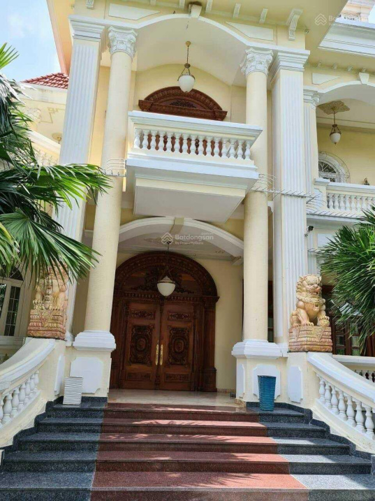 Bán gấp! Biệt thự sân vườn đầy tâm huyết đường Xuân Thủy, 567.8m2, 60tỷ LH0938 935 351