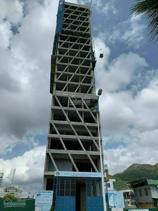 Bán khách sạn 2 mặt tiền đường Phạm Văn Đồng Phường Vĩnh Hoà tại Nha Trang, 21 tầng 76 phòng 135 tỷ
