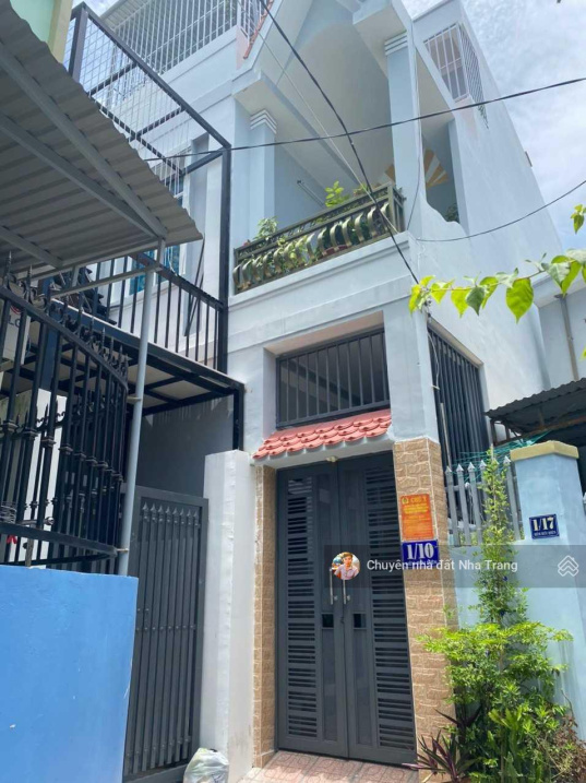 Bán lô đất có sẳn 2 căn nhà 2 tầng trên đất ở hẻm Bưu Điện phường Vĩnh Hải. Gần chợ, trường