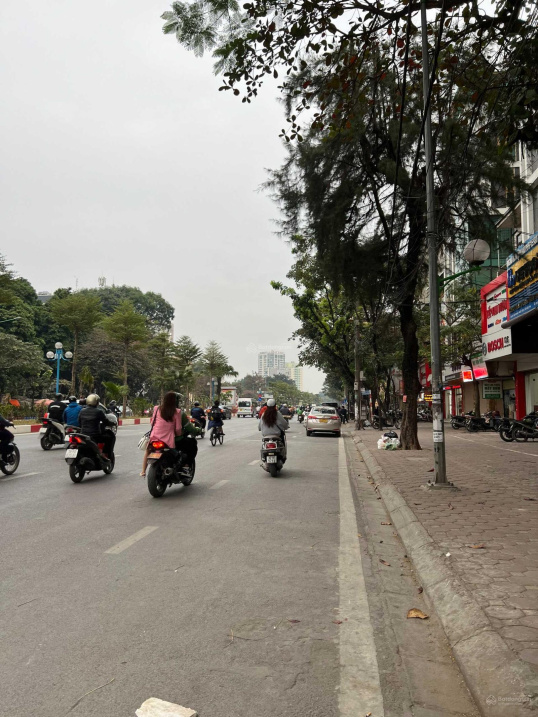 Bán lô đất mặt phố Hoàng Quốc Việt 658m2, mặt tiền 32m, sổ vuông đẹp