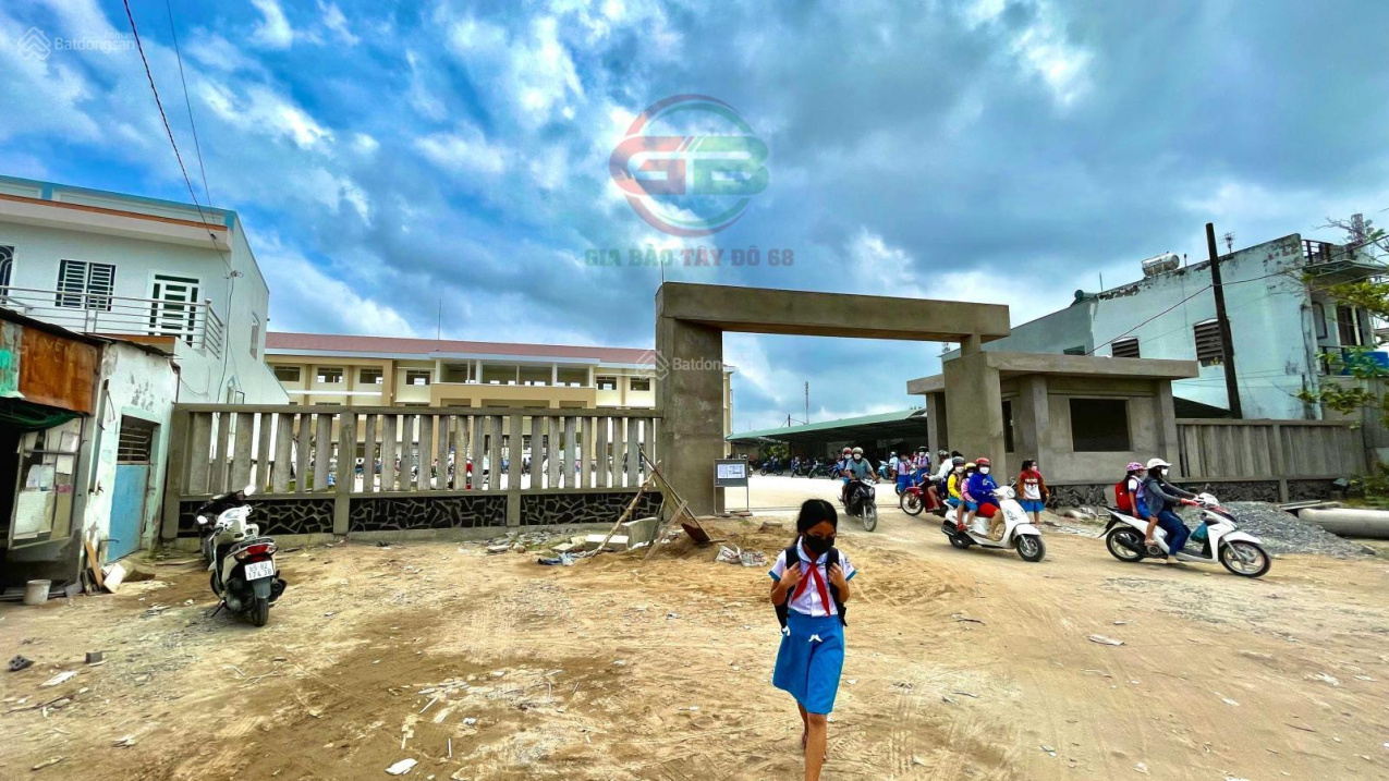 Bán nhà cấp 4 mặt tiền Hoàng Quốc Việt, đối diện bánh xèo Bảy Tới, giữa hai trường học