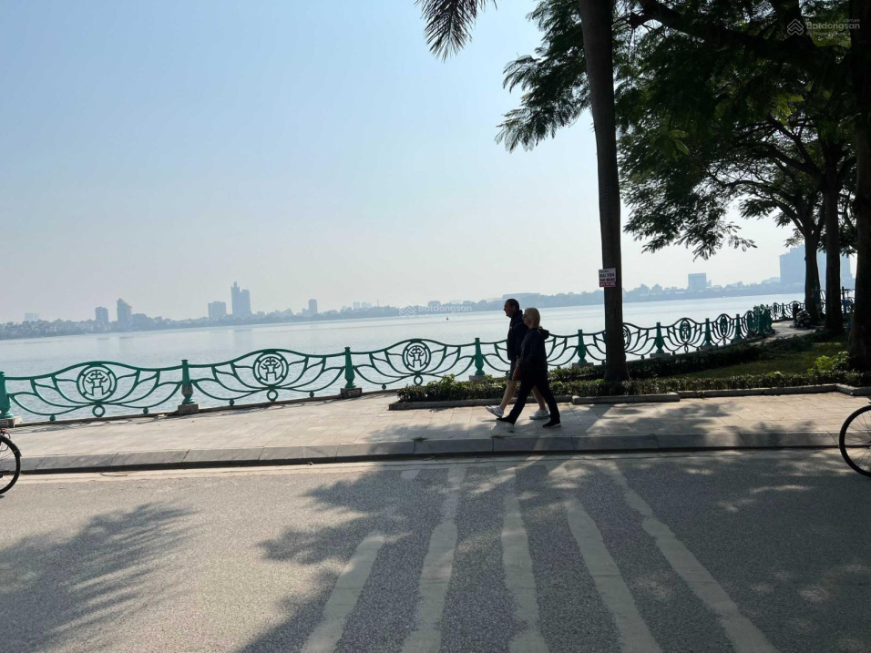 Bán nhà mặt phố Quảng Khánh, view hồ Tây 85m2, 6 tầng, mặt tiền rộng