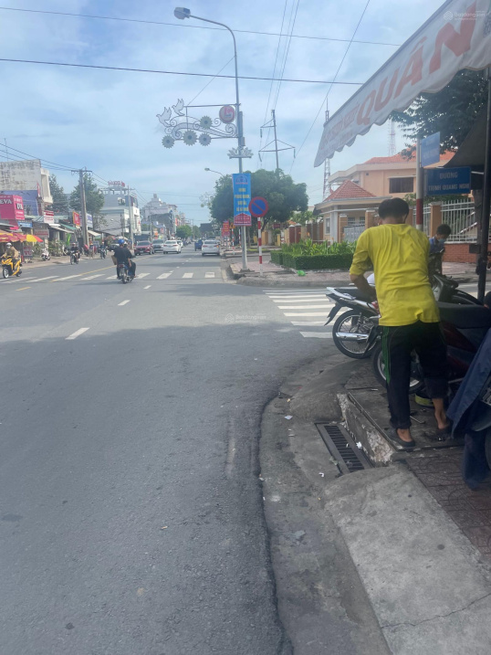 Bán nhà mặt tiền Hùng Vương đối diện UB TP Tân An LH 0909 480 087