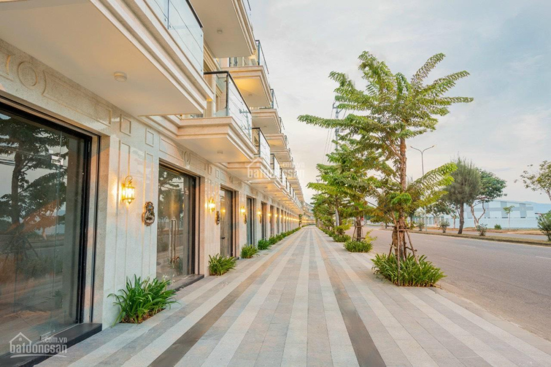 Bán shophouse 3 tầng Lakeside Palace đường Mê Linh 34m, khu đô thị Bầu Tràm, đối diện hồ view đẹp