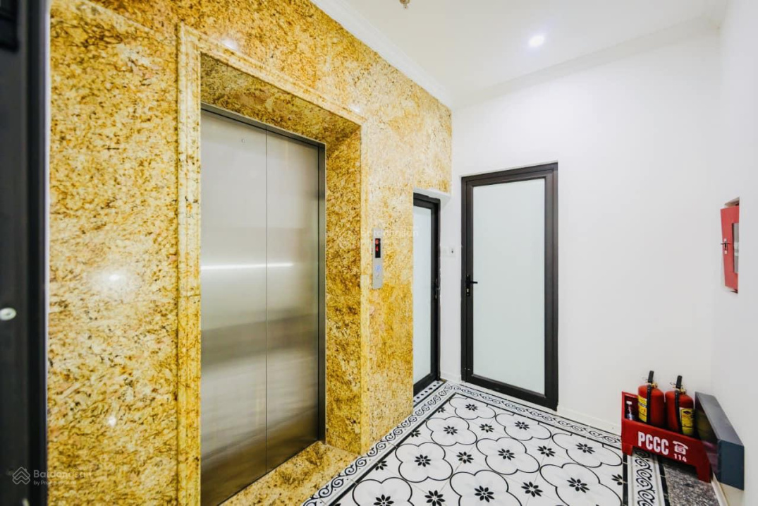 Bán tòa nhà CCMN, Hoàng Cầu, ĐĐ, DT 110m2, 9 tầng TM, MT 6,5m, 28 phòng, DT 1,5 tỷ 1 năm, 36 tỷ