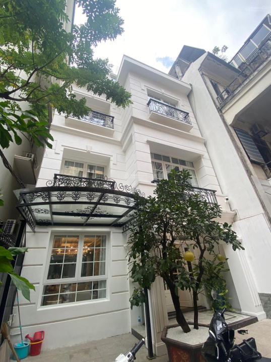 Biệt thự sân vườn Tây Hồ 176m2, mặt tiền 7.5m, có hầm. Giá 35 tỷ