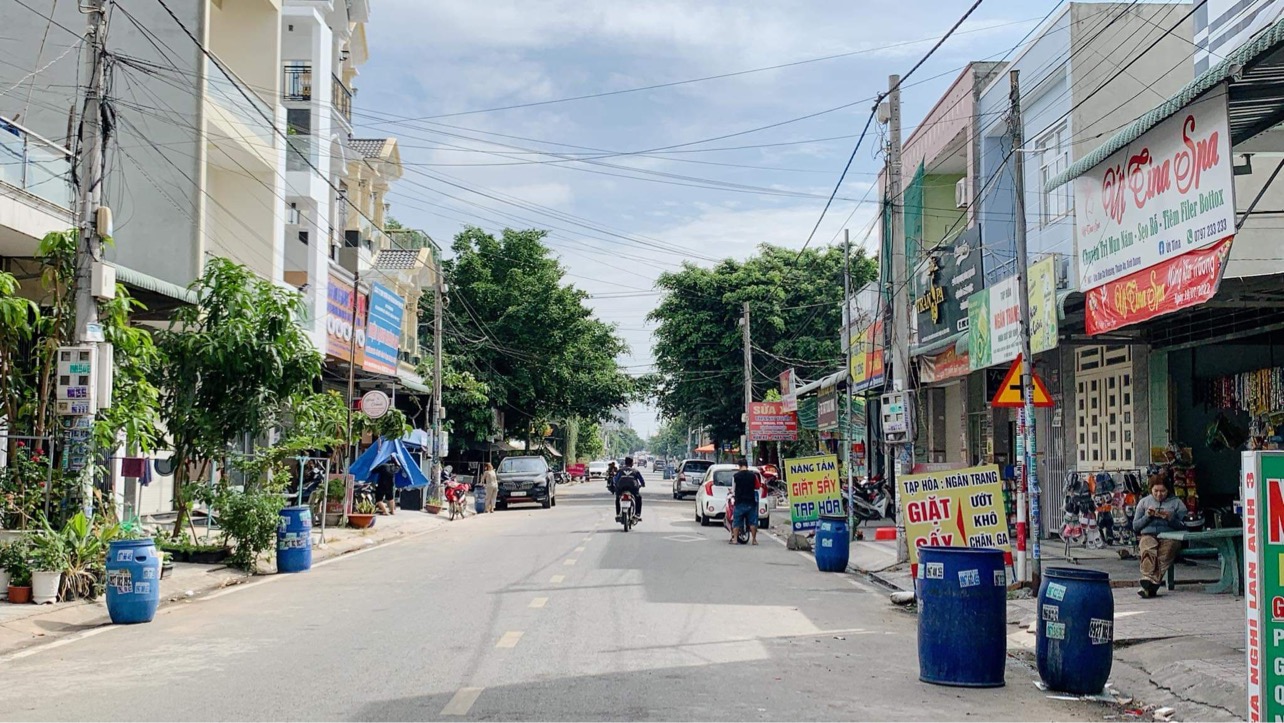 Bán nhà mặt tiền ngay AEON MALL Bình Dương- 150m2 ngang 5m- 3 tầng- 16pn- dòng tiền 30triệu- sổ hồng chính chủ cần bán trước Tết- nhỉnh 6 tỷ tl mạnh.