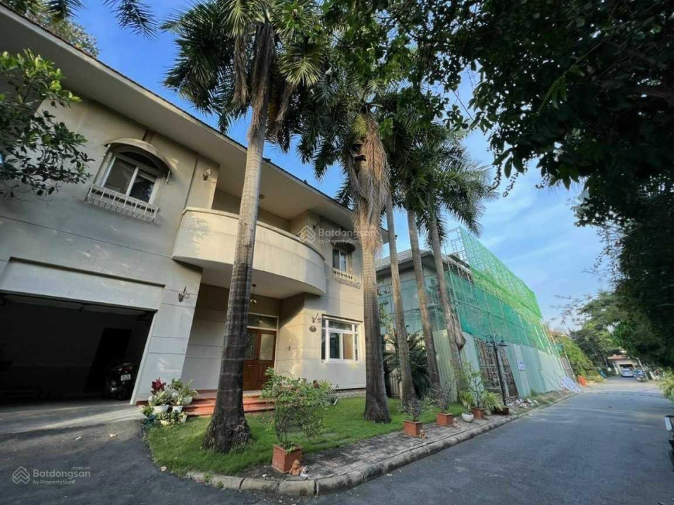 Cần bán biệt thự Phú Gia, Phú Mỹ Hưng, Q.7. 317m2, giá 89 tỷ.